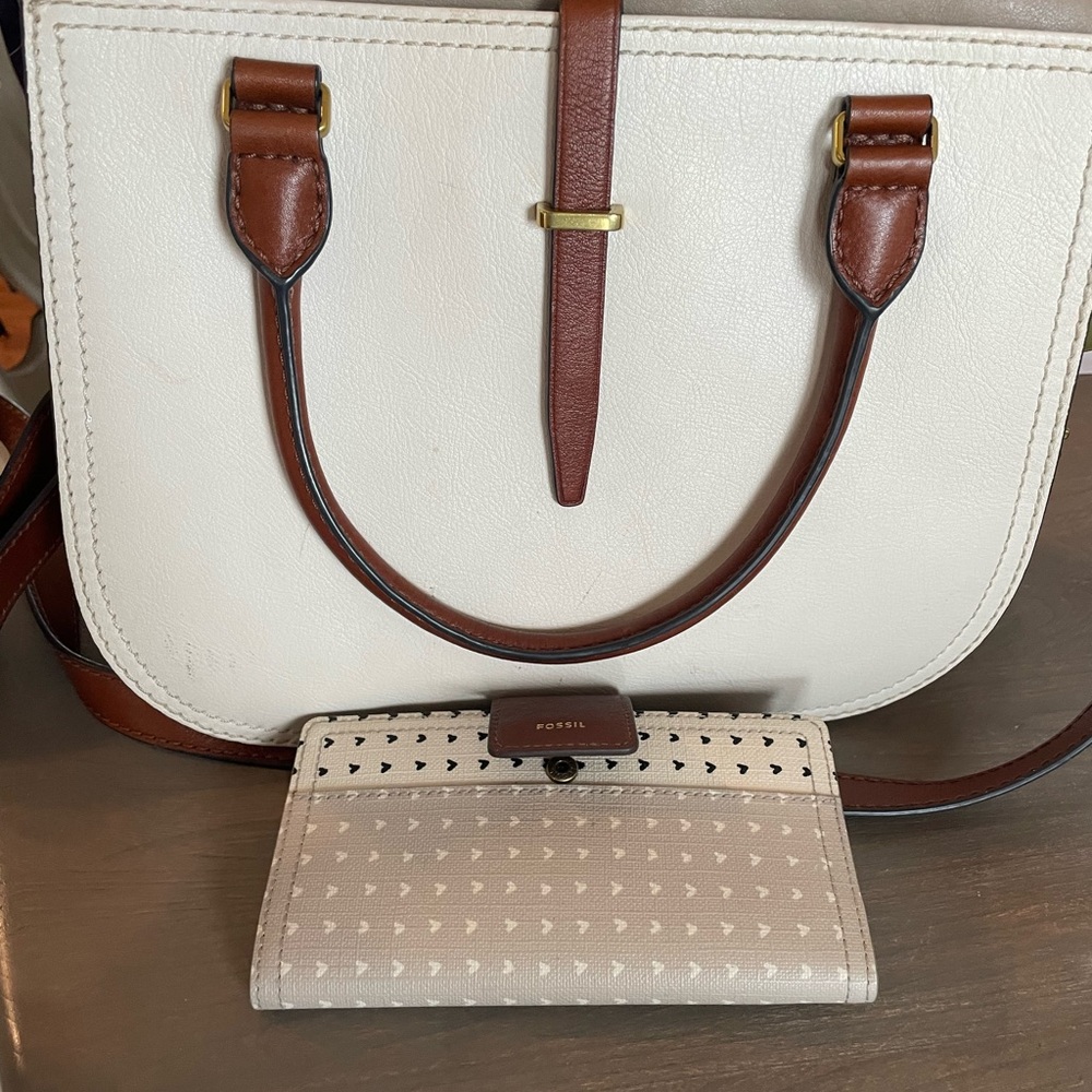 Beautiful Fossil large messenger type purse with matching wallet